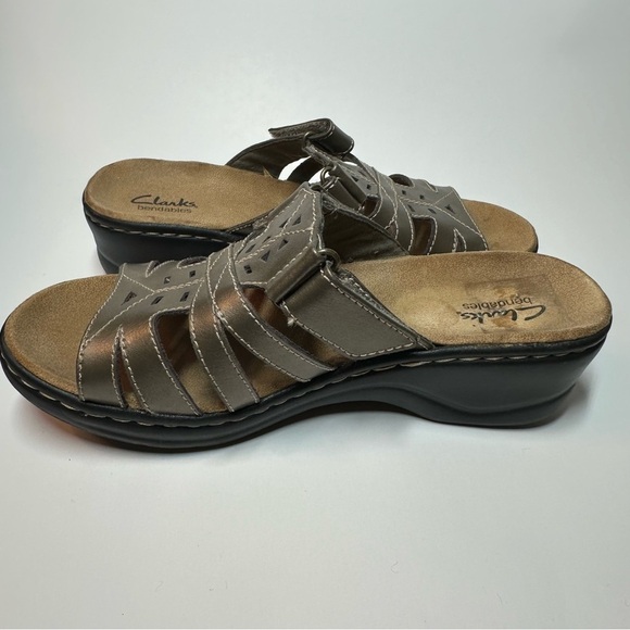 Clarks Bendable Womens Sandals Wedge Slip On Metallic Strappy Leather 8.5 XW - Picture 5 of 12